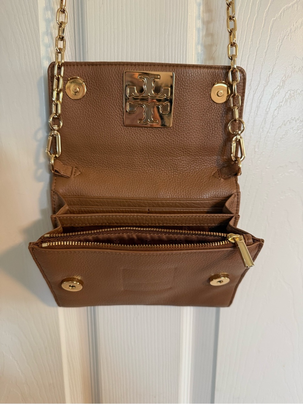 TORY BURCH: Britten Chain Wallet Crossbody - Picture 3 of 7